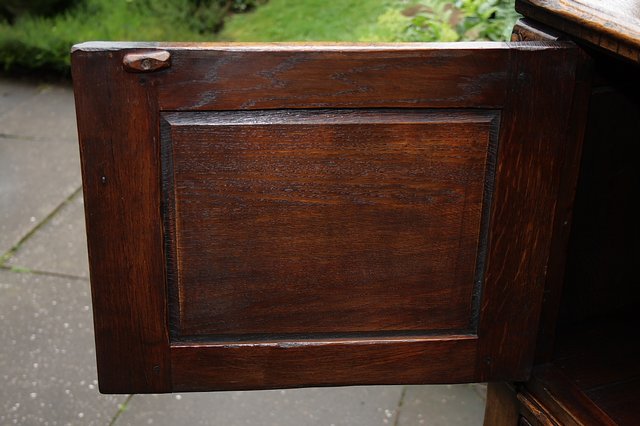 Image 19 of A TITCHMARSH & GOODWIN SOLID OAK WINE DRINKS HALL CABINET