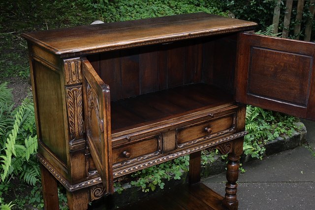 Image 23 of A TITCHMARSH & GOODWIN SOLID OAK WINE DRINKS HALL CABINET
