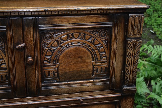Image 27 of A TITCHMARSH & GOODWIN SOLID OAK WINE DRINKS HALL CABINET