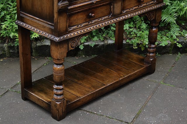 Image 32 of A TITCHMARSH & GOODWIN SOLID OAK WINE DRINKS HALL CABINET