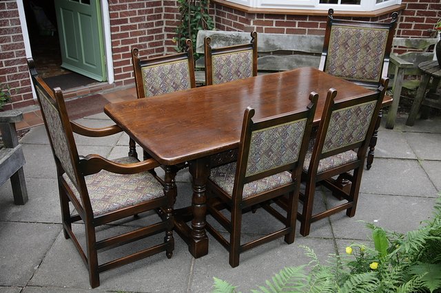 Image 2 of TITCHMARSH & GOODWIN STYLE OAK DINING TABLE & SIX CHAIRS