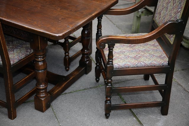 Image 3 of TITCHMARSH & GOODWIN STYLE OAK DINING TABLE & SIX CHAIRS