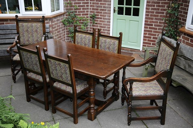 Image 5 of TITCHMARSH & GOODWIN STYLE OAK DINING TABLE & SIX CHAIRS