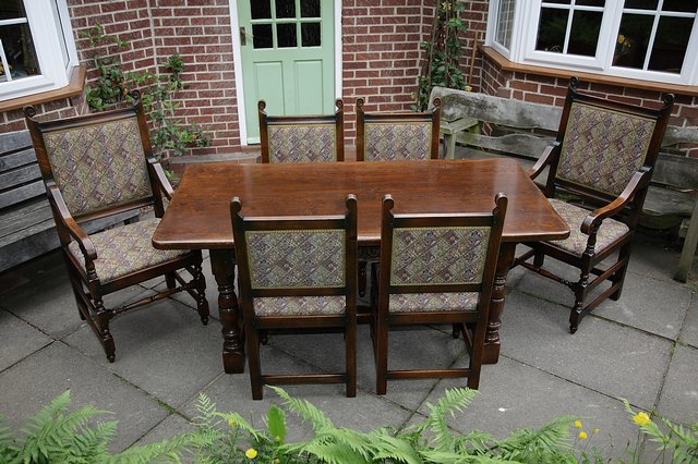 Image 6 of TITCHMARSH & GOODWIN STYLE OAK DINING TABLE & SIX CHAIRS