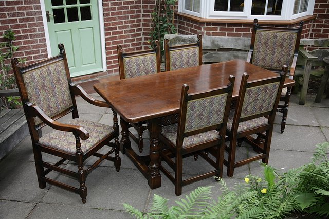 Image 9 of TITCHMARSH & GOODWIN STYLE OAK DINING TABLE & SIX CHAIRS