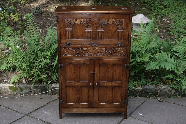 Image 2 of BEVAN FUNNELL REPRODUX OAK DRINKS COCKTAIL WINE CABINET