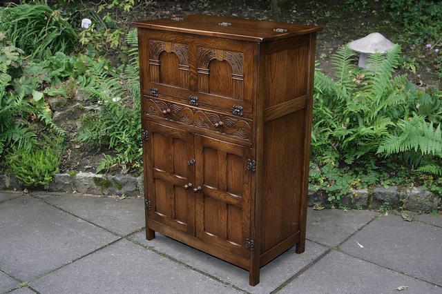 Image 9 of BEVAN FUNNELL REPRODUX OAK DRINKS COCKTAIL WINE CABINET