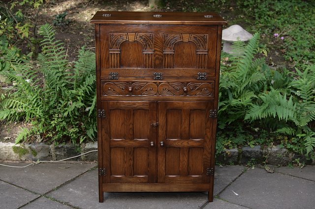 Image 19 of BEVAN FUNNELL REPRODUX OAK DRINKS COCKTAIL WINE CABINET