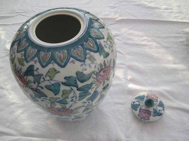 Image 3 of Large Pot with matching lid