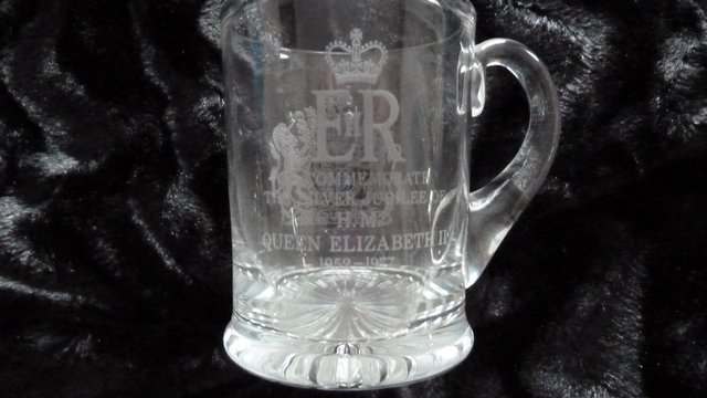 Image 2 of SILVER JUBILEE GLASS TANKARD 1977 Late Queen Elizabeth 2nd