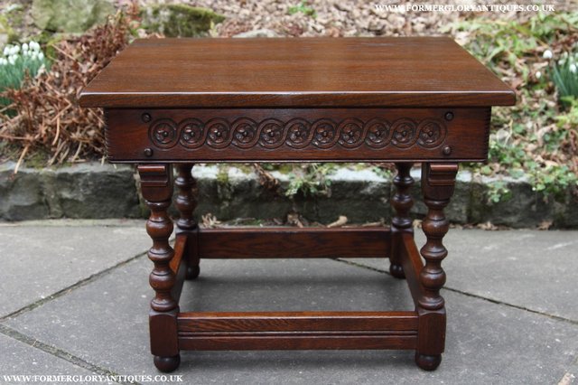 Image 2 of AN OLD CHARM TUDOR OAK OCCASIONAL COFFEE LAMP SIDE END TABLE