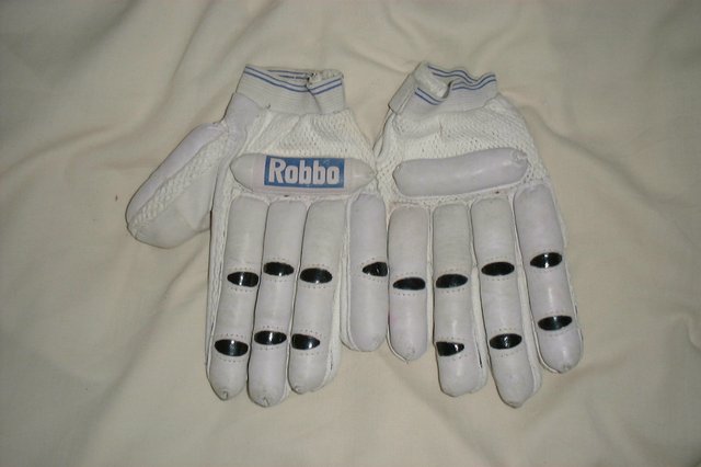 Preview of the first image of Vintage 80s cricket gloves batting (New).