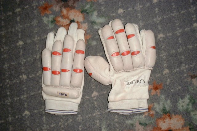 Preview of the first image of vintage 80s cricket gloves (Unworn).