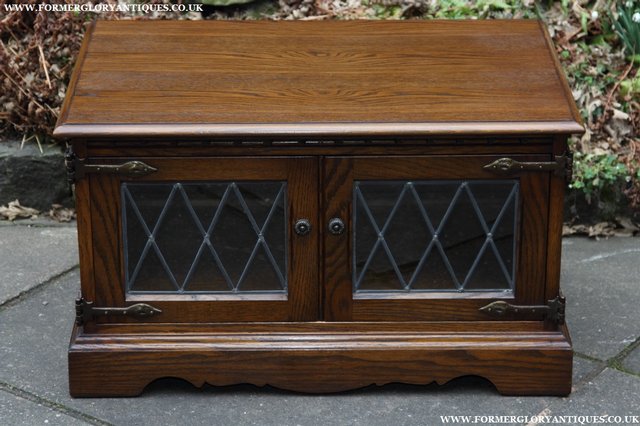 Preview of the first image of OLD CHARM TV DVD VIDEO HI-FI CD CABINET CUPBOARD STAND TABLE.