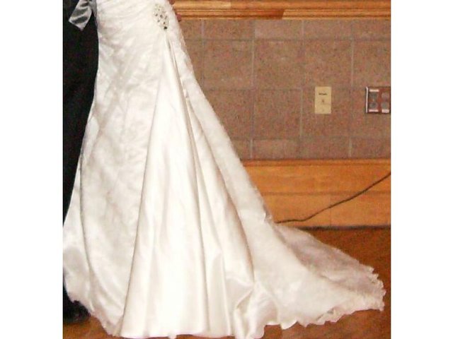 Image 2 of Essense of Australia wedding dress - Size 8 (unaltered)