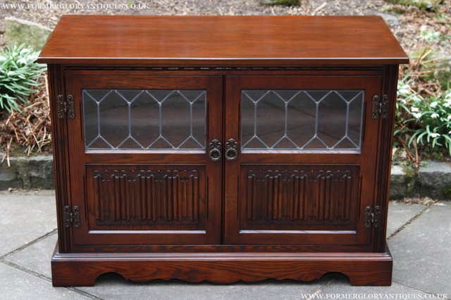 Preview of the first image of OLD CHARM TUDOR OAK TV HI FI DVD CD CABINET STAND TABLE.