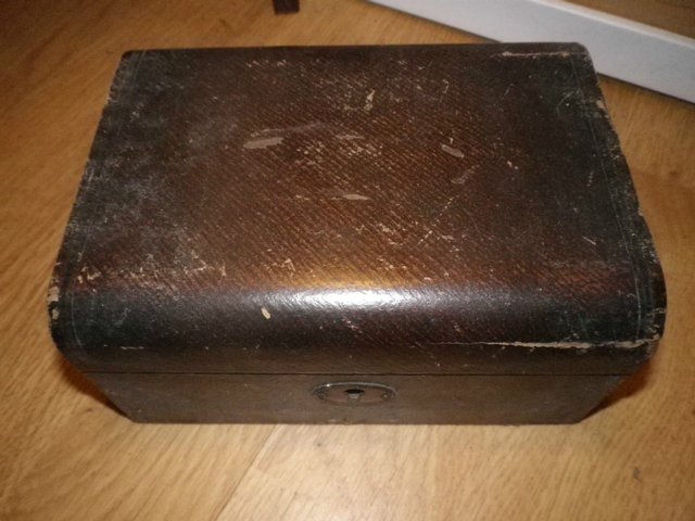 Image 3 of Very old Jewellery box