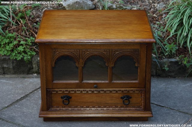 Preview of the first image of OLDE COURT CHARM OAK TV HI-FI DVD STAND TABLE CD CABINET.