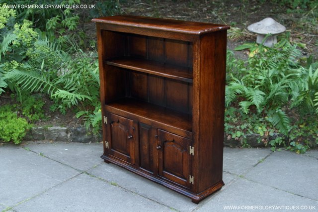 Image 24 of TITCHMARSH AND GOODWIN STYLE OAK BOOKCASE CABINET CUPBOARD