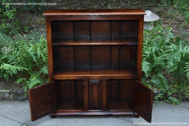 Image 37 of TITCHMARSH AND GOODWIN STYLE OAK BOOKCASE CABINET CUPBOARD