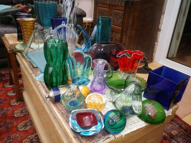 Image 2 of Collection of over 150 pieces of glass