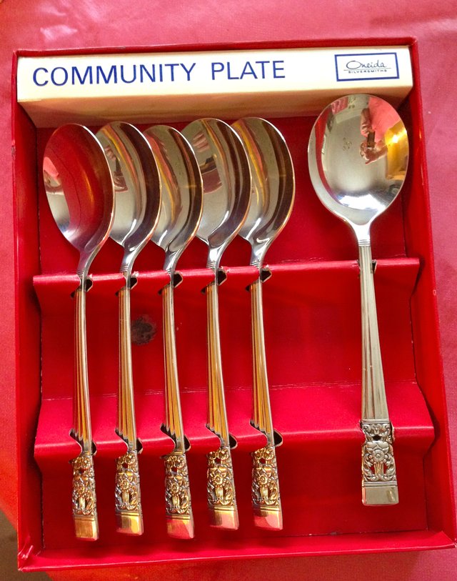 Preview of the first image of 6 NEW HAMPTON COURT SILVER PLATED SOUP SPOONS IN BOX.