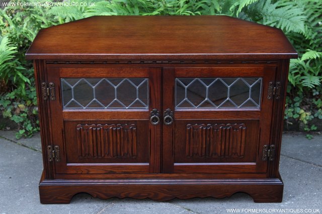 Preview of the first image of OLD CHARM TUDOR OAK CORNER TV DVD CABINET HI-FI STAND TABLE.