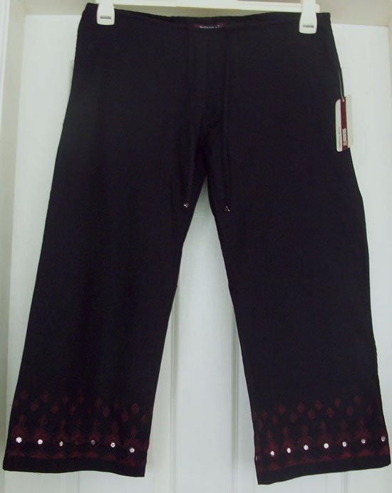 Preview of the first image of BNWT BLACK CROP TROUSERS WITH PRINT DETAIL- SZ 12.
