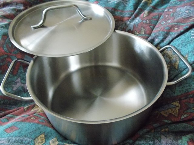 Preview of the first image of NEW VOGUE10 INCH STAINLESS STEEL PAN AND LID.