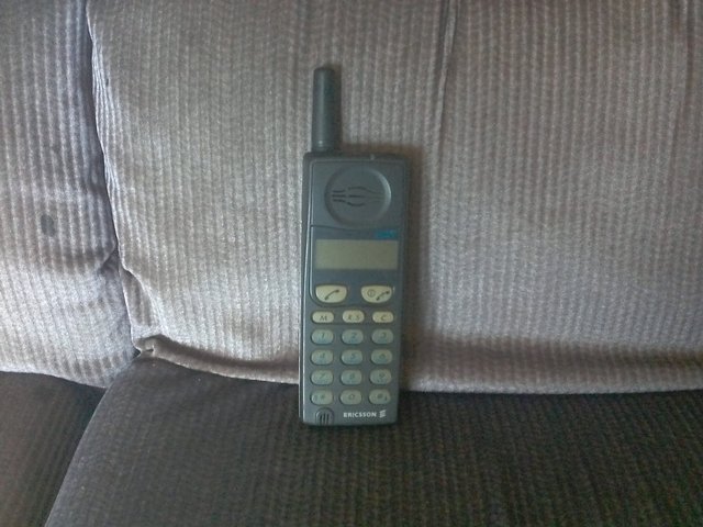 Image 3 of Classic Erissson mobile phone and charger