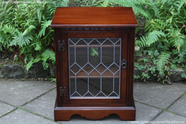 Image 16 of OLD CHARM OAK TV HI FI CABINET CUPBOARD TABLE STAND BOOKCASE