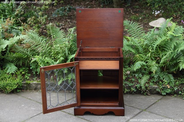 Image 35 of OLD CHARM OAK TV HI FI CABINET CUPBOARD TABLE STAND BOOKCASE