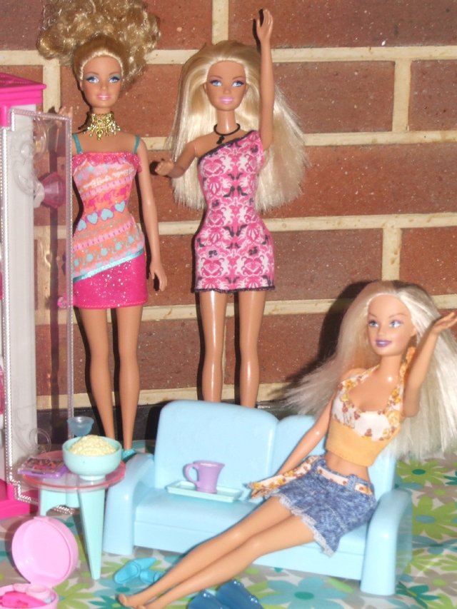 Image 2 of Barbie Bundle (Dolls, Vending machine, Shoes & Accessories)