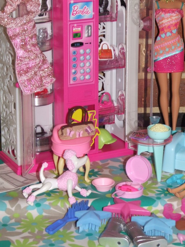 Image 6 of Barbie Bundle (Dolls, Vending machine, Shoes & Accessories)