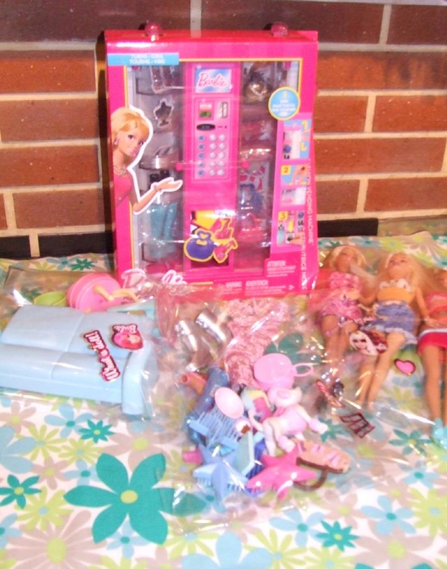 Image 7 of Barbie Bundle (Dolls, Vending machine, Shoes & Accessories)