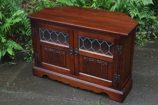 Preview of the first image of OLD CHARM TUDOR OAK CORNER TV CABINET HI-FI STAND TABLE.