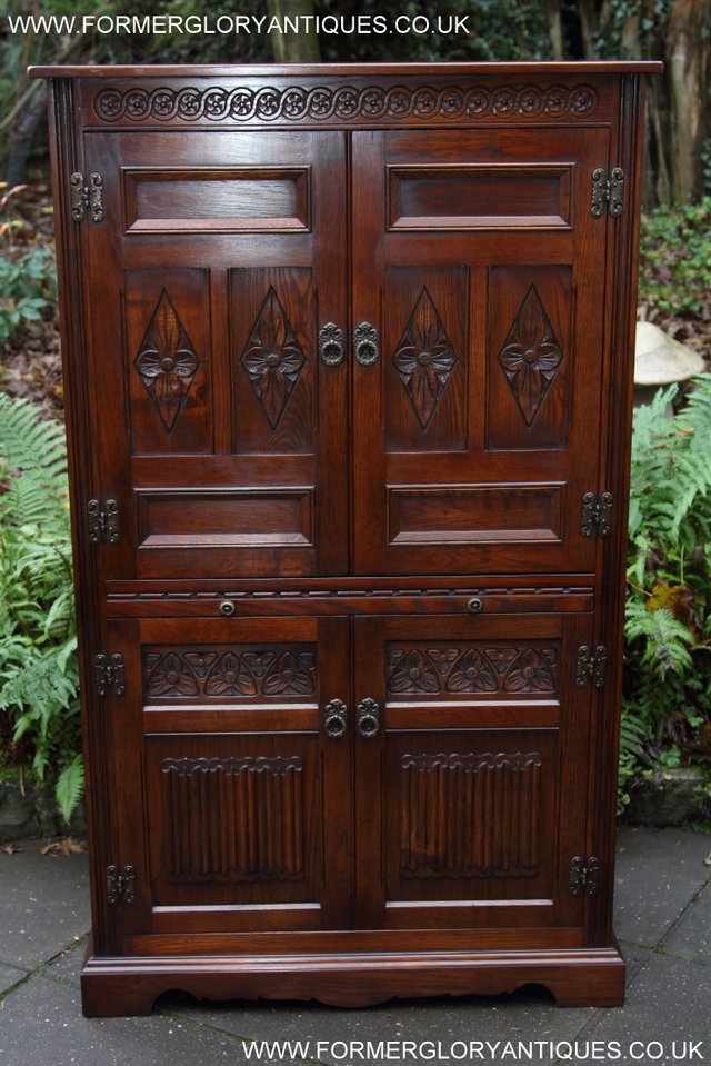 Preview of the first image of OLD CHARM TUDOR BROWN DRINKS COCKTAIL WINE DISPLAY CABINET.