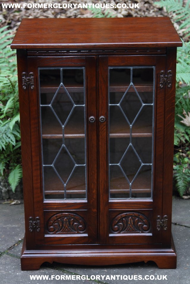 Preview of the first image of OLD CHARM TUDOR OAK HI FI MUSIC CD DVD CABINET TABLE.