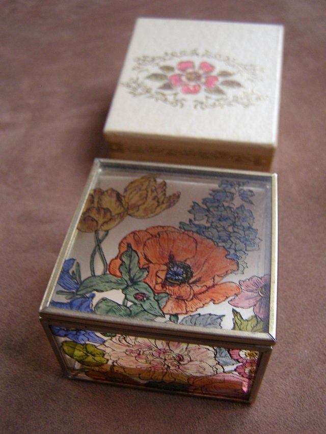 Preview of the first image of Vintage Decorative Stained Glass Box (Incl P&P).