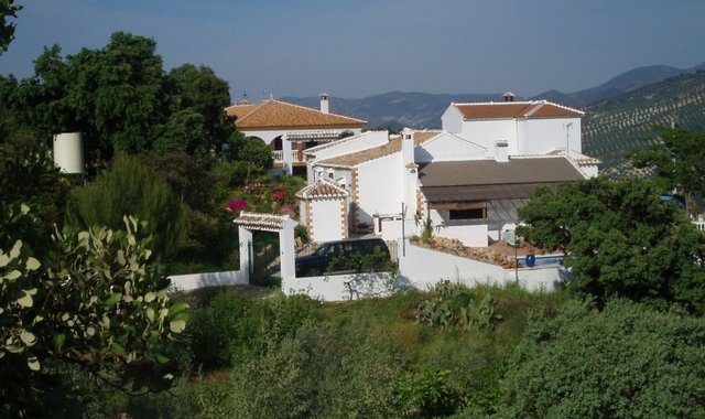 Image 3 of FURNISHED VILLA READY TO MOVE IN.ALSO HAS A TOURIST LICENCE.