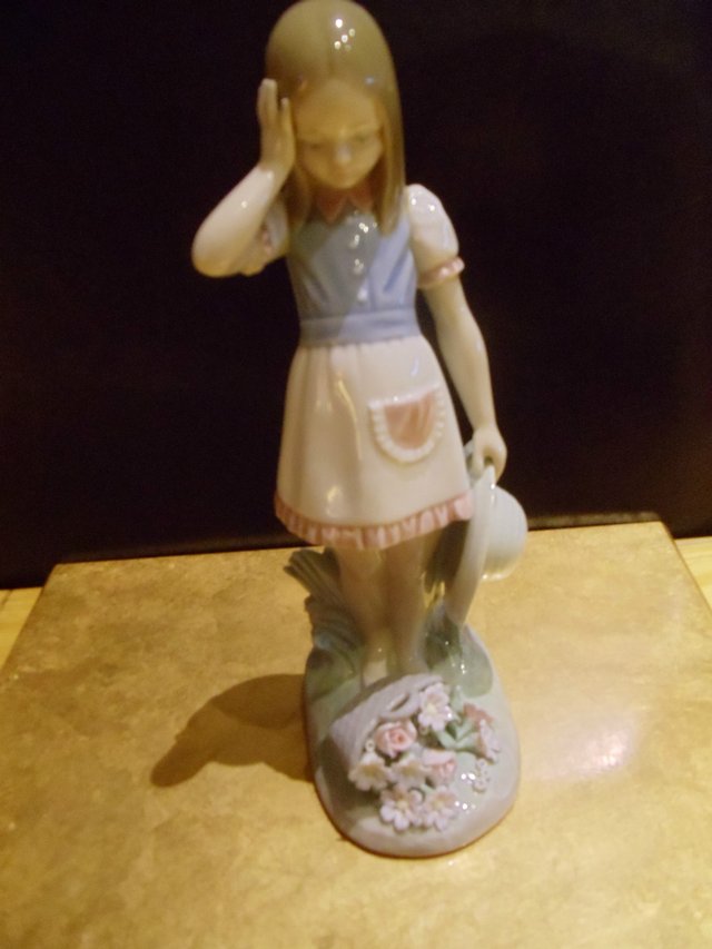 Preview of the first image of lladro dropping of the flowers.