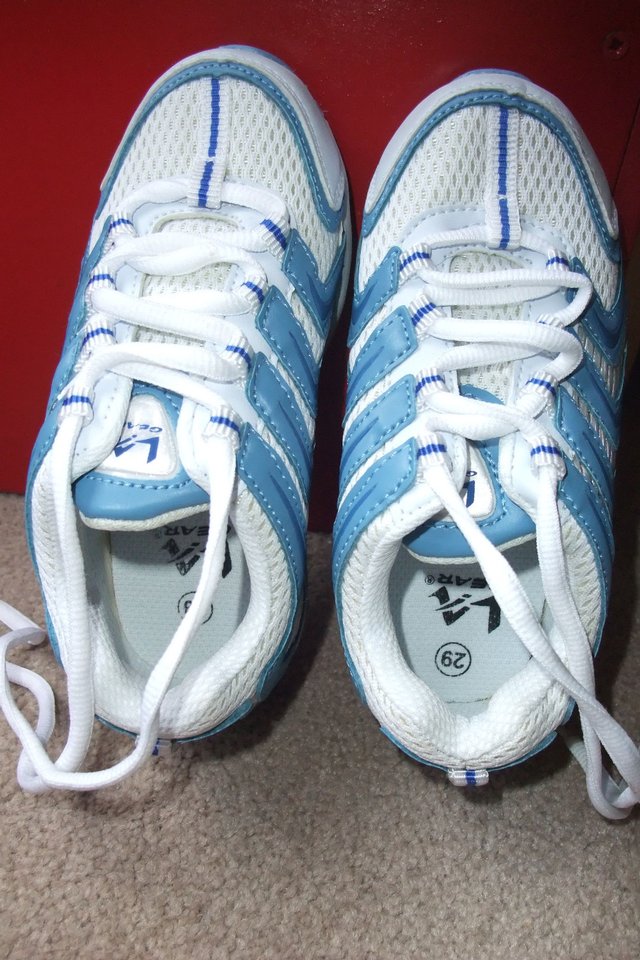 Preview of the first image of LA Gear boy's shoes (Brand New).