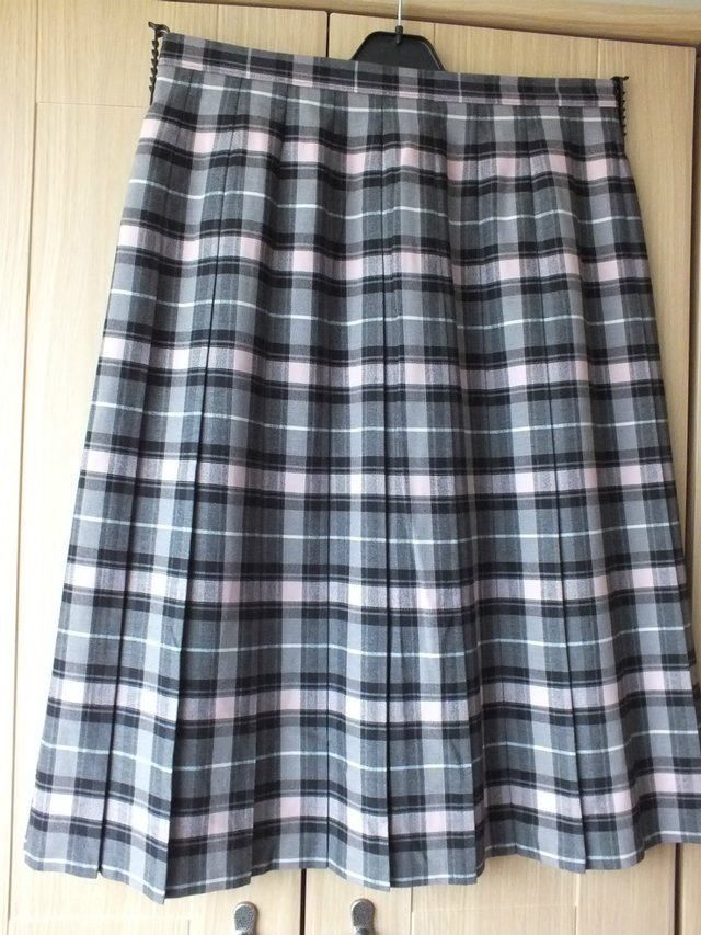 Preview of the first image of Ladies Easte3x Pleated Skirt (New).