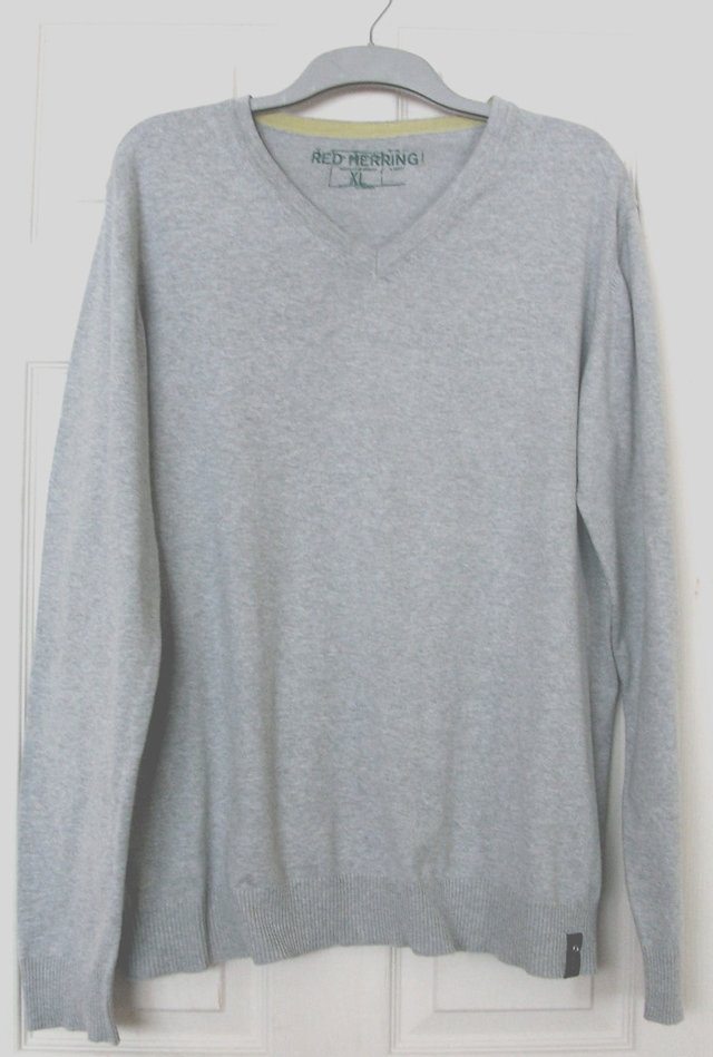Preview of the first image of MENS LIGHT GREY JUMPER BY RED HERRING - SZ XL B19.