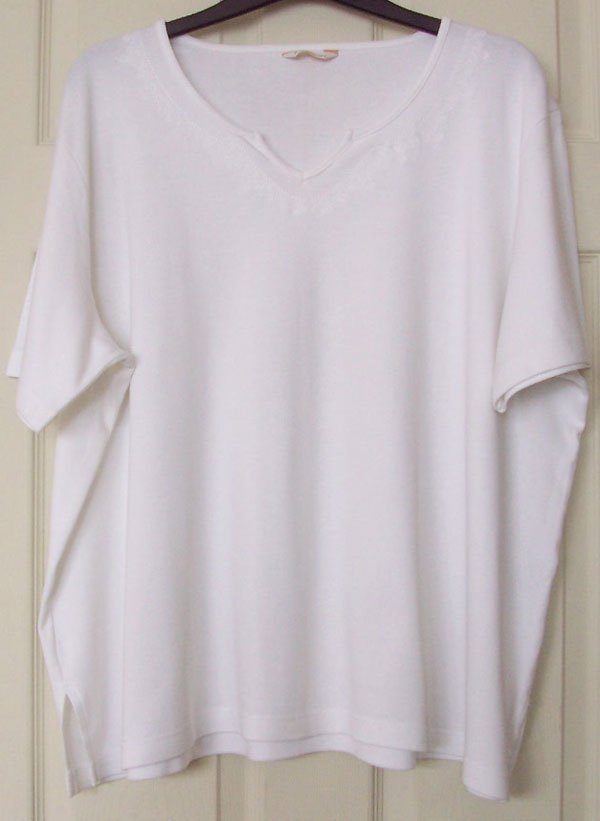 Preview of the first image of LADIES WHITE SHORT SLEEVE T SHIRT BY DAXON - SZ 26/28 B2.
