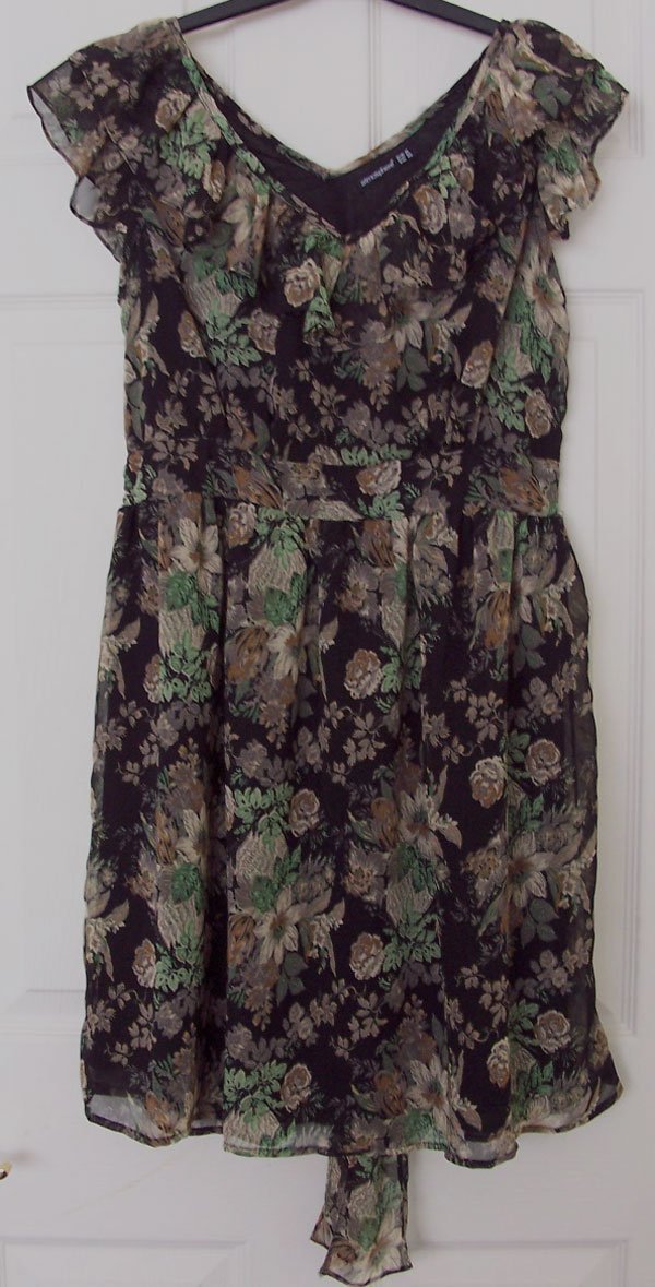 Preview of the first image of PRETTY LADIES FLOWERED DRESS/TOP BY ATMOSPHERE - SZ 14 B9.