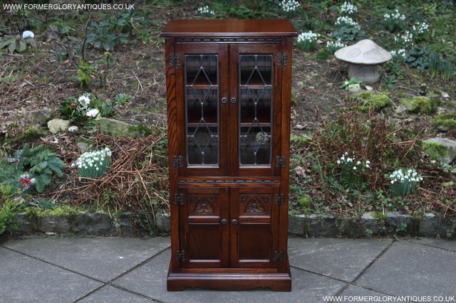 Preview of the first image of OLD CHARM TUDOR OAK TV HI FI MUSIC CABINET TABLE STAND.