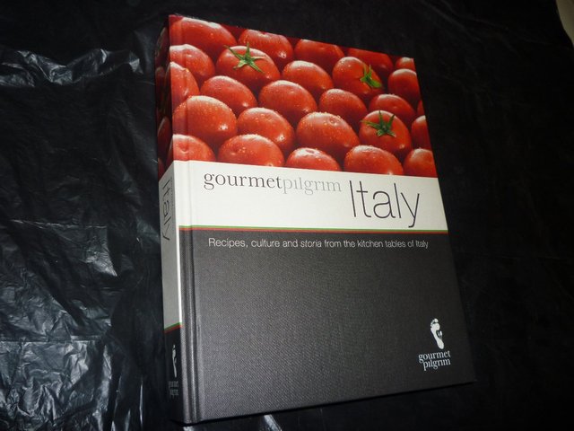 Preview of the first image of Italian cookbook.