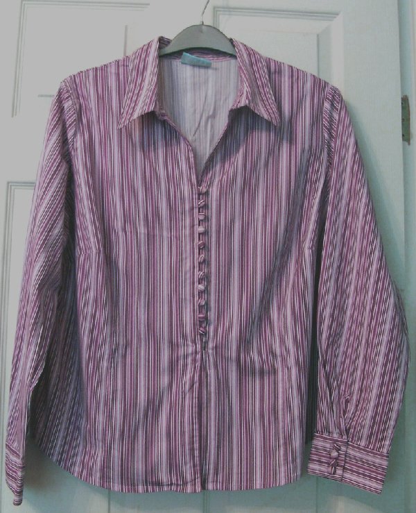 Preview of the first image of BEAUTIFUL LADIES STRIPE BLOUSE BY SPIRIT - SZ 24  B20.