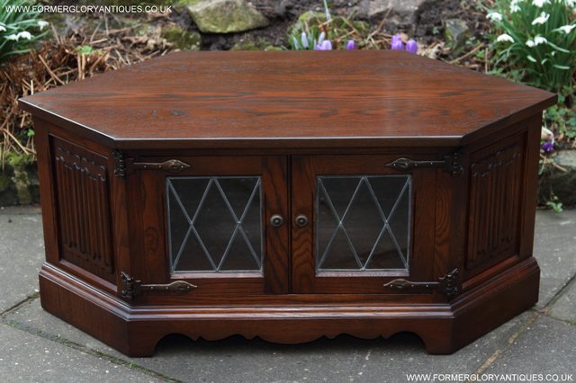 Preview of the first image of OLD CHARM TUDOR OAK CORNER TV HI FI CD STAND TABLE CABINET.
